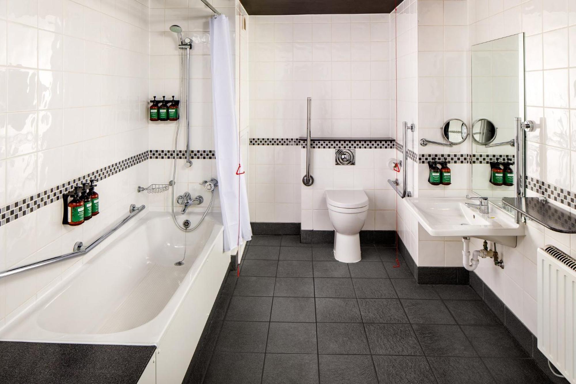 Crowne Plaza Manchester Airport By Ihg Hale  Exterior foto